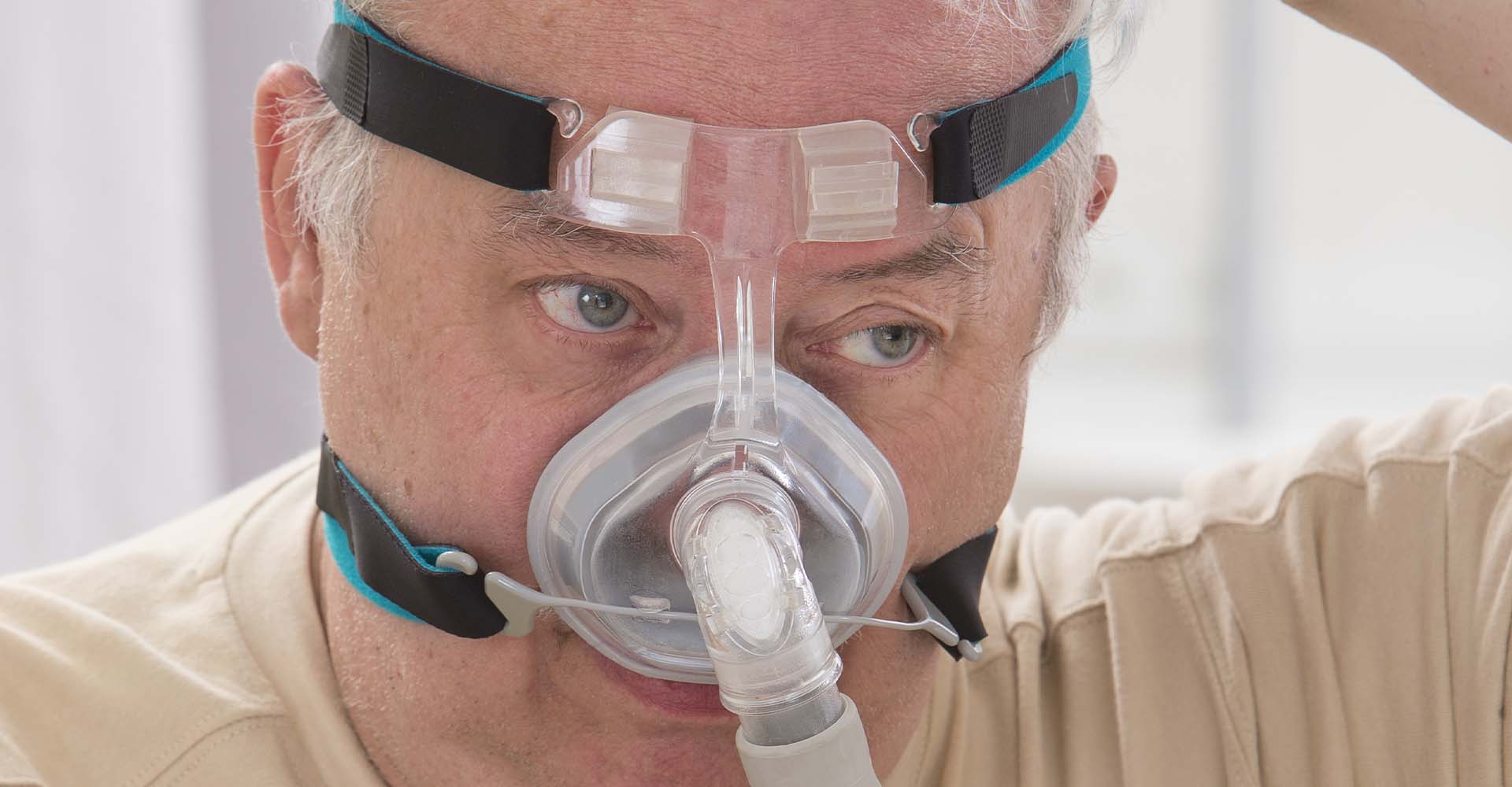 man trying on cpap